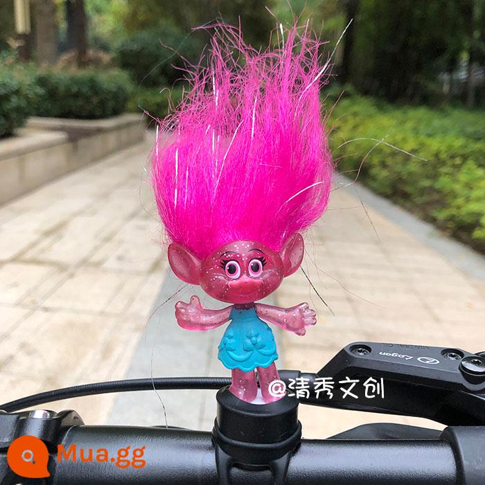 Qingxiu Văn Hóa và Sáng Tạo Internet người nổi tiếng chải tóc Troll tay lái xe đạp trang trí hoạt hình dễ thương đầu búp bê - Yêu tinh tóc đỏ trong suốt trong chiếc váy màu xanh