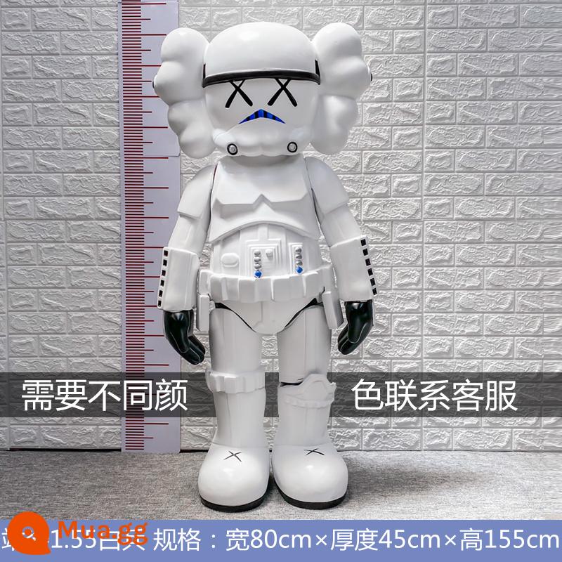 kaws trang trí lớn tác phẩm điêu khắc Sesame Street búp bê bạo lực gấu net màu đỏ cửa hàng phòng khách đổ bộ thủy triều chơi thẻ đục lỗ lớn ảnh - Người lính trắng xanh huỳnh quang cao 1,55 mét