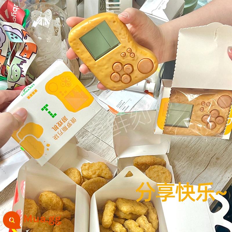 Ký ức tuổi thơ Cổ điển McDonald's Gà McNuggets Hình Tetris Máy chơi game Đài Loan Mua sản phẩm chính hãng - Bảng điều khiển trò chơi McNugget-chính hãng chính hãng-đã mở-12*8.7*3.1cm)