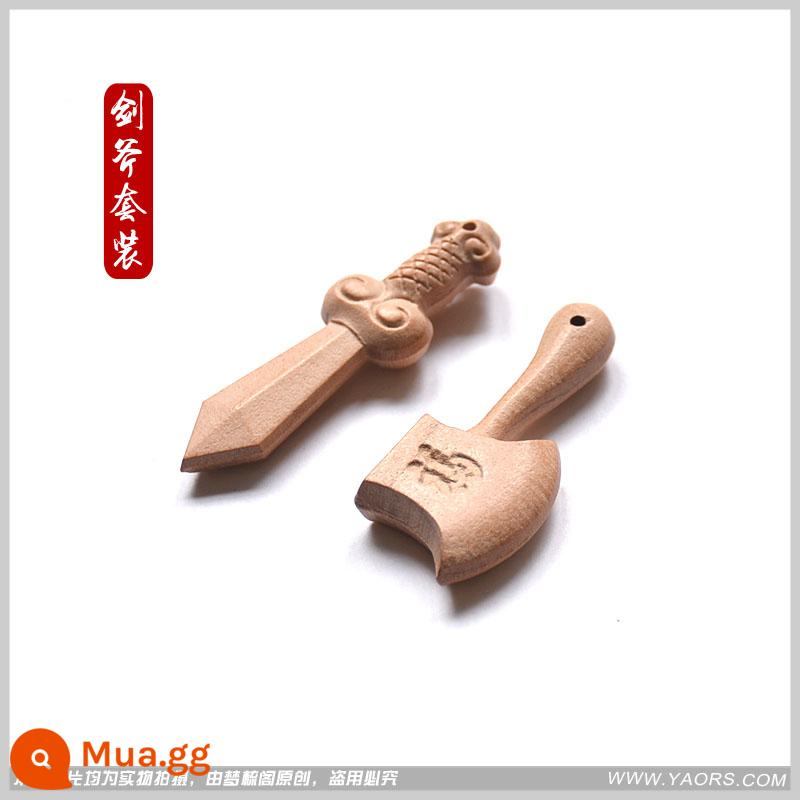 Chính Hãng Handmade Gỗ Đào Kiếm Gỗ Đào Dao Gỗ Đào Rìu Mặt Dây Chuyền Hòa Bình Kiếm Rìu Thanh Kiếm Nhỏ Khắc Gỗ Cho Bé - Bộ hai mảnh kiếm và rìu gỗ đào (kèm dây đỏ) 5,5 cm