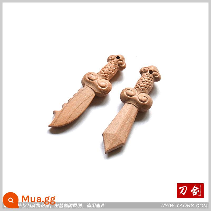 Chính Hãng Handmade Gỗ Đào Kiếm Gỗ Đào Dao Gỗ Đào Rìu Mặt Dây Chuyền Hòa Bình Kiếm Rìu Thanh Kiếm Nhỏ Khắc Gỗ Cho Bé - Bộ kiếm hai mảnh bằng gỗ gụ (tặng dây đỏ) 5.5 cm