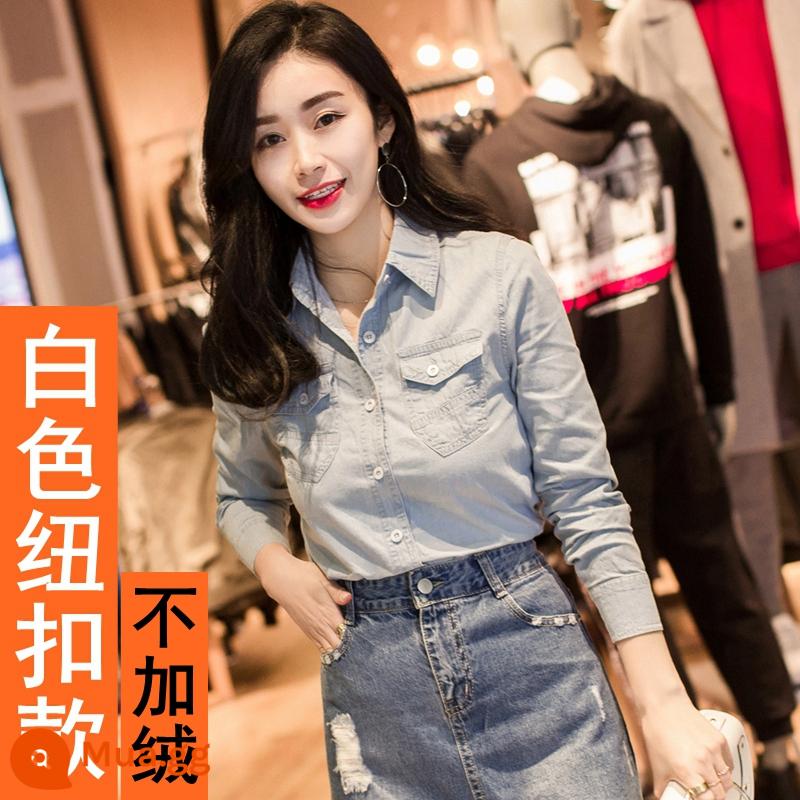 Áo sơ mi denim nữ phong cách thu đông dài tay cộng với nhung dày phong cách Hàn Quốc ôm sát thời trang áo sơ mi nữ thiết kế cảm giác thích hợp - Kiểu nút trắng - xanh nhạt