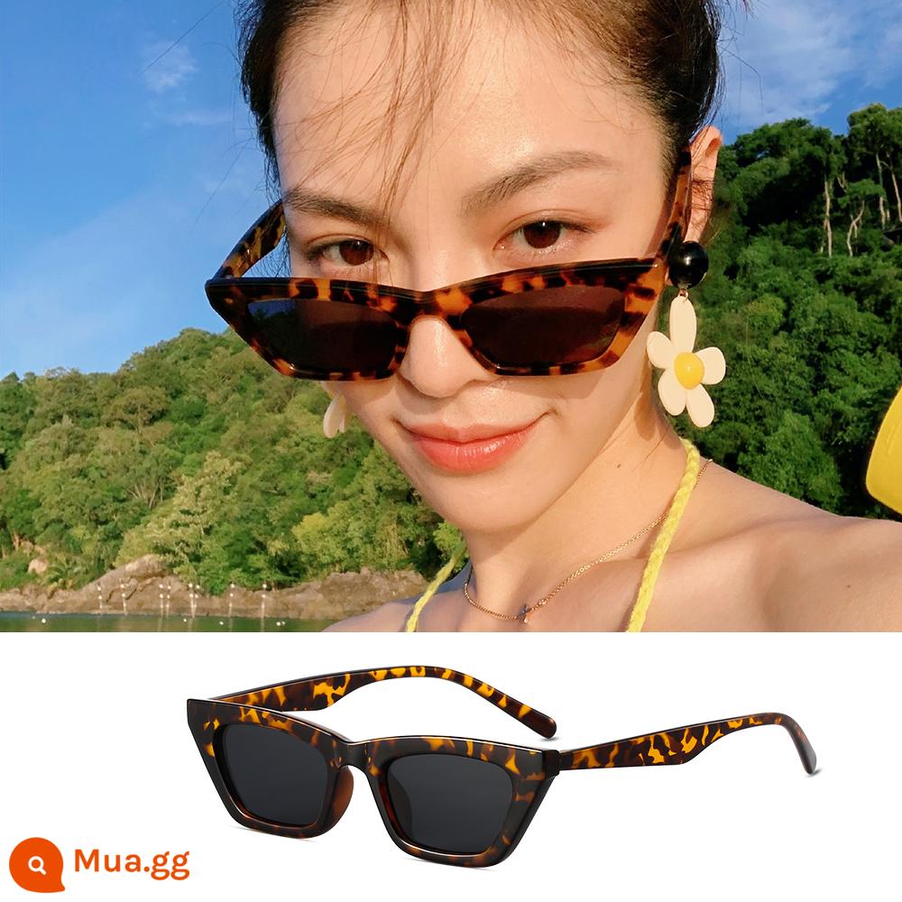 Kính râm Jennie nữ in mùa đông phong cách retro Âu Mỹ chụp ảnh đường phố kính râm hot girl mắt mèo phiên bản Hàn Quốc lưới đỏ hình lõm - Khung hình mai rùa phim xám đen