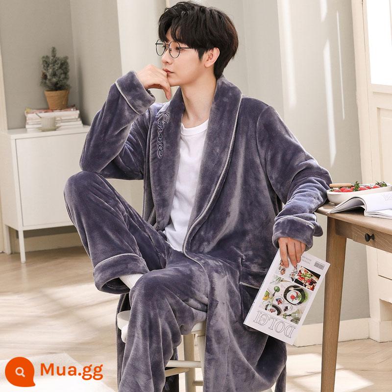 Váy ngủ mùa đông nữ dày dặn lông cừu san hô đồ ngủ nam mùa thu đông áo choàng tắm flannel phiên bản dài nữ cỡ lớn phục vụ tại nhà áo choàng buổi sáng - Áo choàng + quần nam thêu chữ R màu xám tím