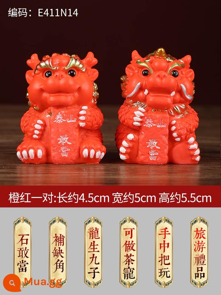 Shi Gandang Four Brothers Đá trang trí Little Lion Dragon Sinh ra chín người con trai Meng Pet Đá bổ sung Quà lưu niệm du lịch Taishan - Một cặp màu cam và đỏ (màu sắc ngẫu nhiên)