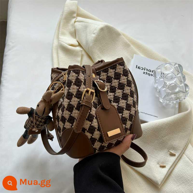 Túi nhỏ mùa thu đông nữ thiết kế ngách Messenger 2022 họa tiết răng houndstooth mới chất lượng cao phù hợp túi nhỏ tinh tế - Màu cà phê + mặt dây chuyền thỏ nhỏ, chúc may mắn trong năm Mão, hàng có sẵn