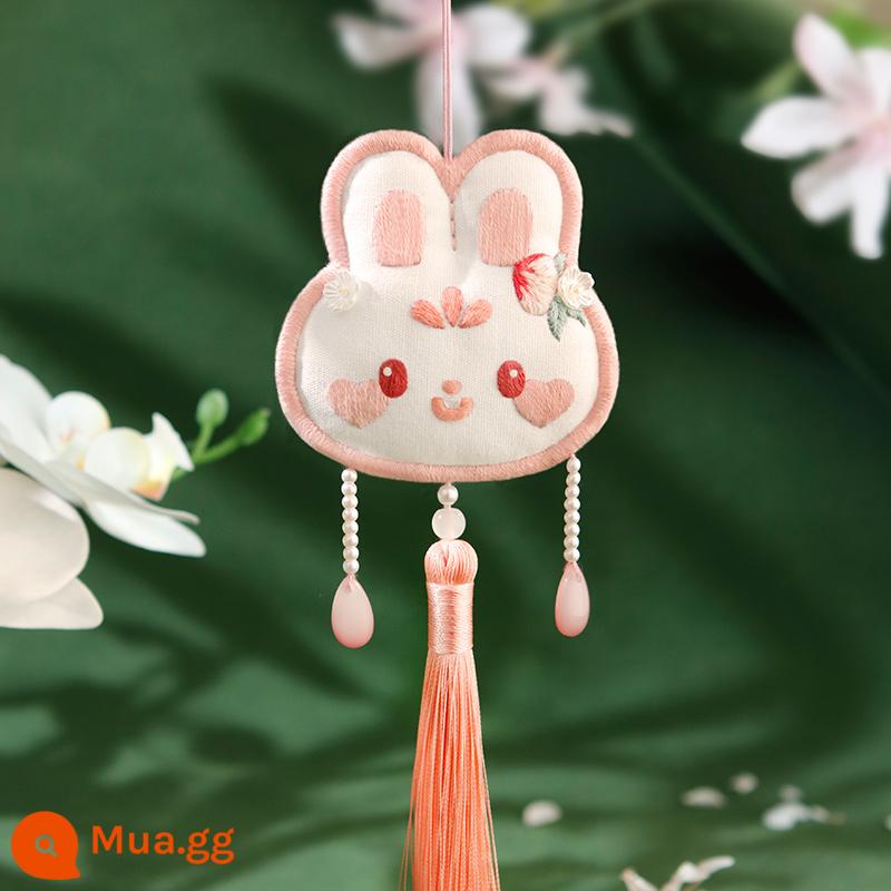 Đánh Thức Sư Tử Mặt Dây Chuyền Thêu Tự Làm Biểu Tượng Hòa Bình Handmade Thêu Gói Sinh Nhật Gửi Bố Gửi Bạn Trai Ô Tô Mặt Dây Chuyền - [Thỏ đào dễ thương] Miễn phí băng thêu + ngải cứu