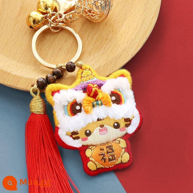 Đánh Thức Sư Tử Mặt Dây Chuyền Thêu Tự Làm Biểu Tượng Hòa Bình Handmade Thêu Gói Sinh Nhật Gửi Bố Gửi Bạn Trai Ô Tô Mặt Dây Chuyền - [Móc khóa múa sư tử và tiểu hổ] Băng thêu miễn phí + Ngải cứu