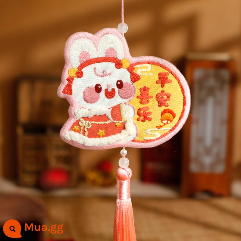 Đánh Thức Sư Tử Mặt Dây Chuyền Thêu Tự Làm Biểu Tượng Hòa Bình Handmade Thêu Gói Sinh Nhật Gửi Bố Gửi Bạn Trai Ô Tô Mặt Dây Chuyền - [Thỏ Ngọc Tiên Trăng] Băng thêu miễn phí + ngải cứu