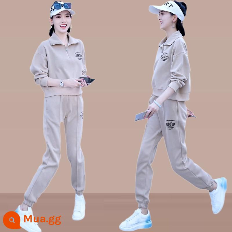 Cotton giản dị đồ thể thao phù hợp với phụ nữ mùa xuân và mùa thu 2023 thời trang mới giảm tuổi màu be cotton dày T bộ đồ hai mảnh hợp thời trang - Khaki