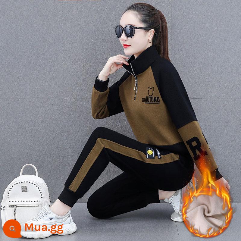 Woodpecker Brand Plus Velvet dày Cotton T Sportswear Casual Set Set Nữ 2022 Mùa thu và mùa đông thương hiệu thương hiệu hai sản phẩm mới - Áo len + quần màu nâu (cộng với nhung để giữ ấm)