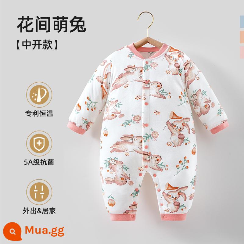 Bộ quần áo trẻ em Bettys mùa xuân và mùa thu áo liền quần sơ sinh cotton nguyên chất áo liền quần bốn mùa bộ đồ ngủ dài tay - Chú thỏ dễ thương giữa bông hoa