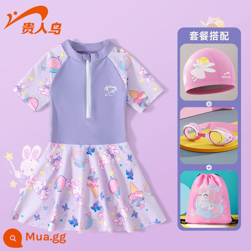 Áo tắm trẻ em Noble Bird 2023 New Girls Summer Big Boy Girl Baby Bơi một mảnh Kem chống nắng Suối nước nóng - Bộ bốn món Thỏ Hành tinh Tím Vine [Áo tắm + Mũ bơi + Kính bơi HD + Túi đựng]