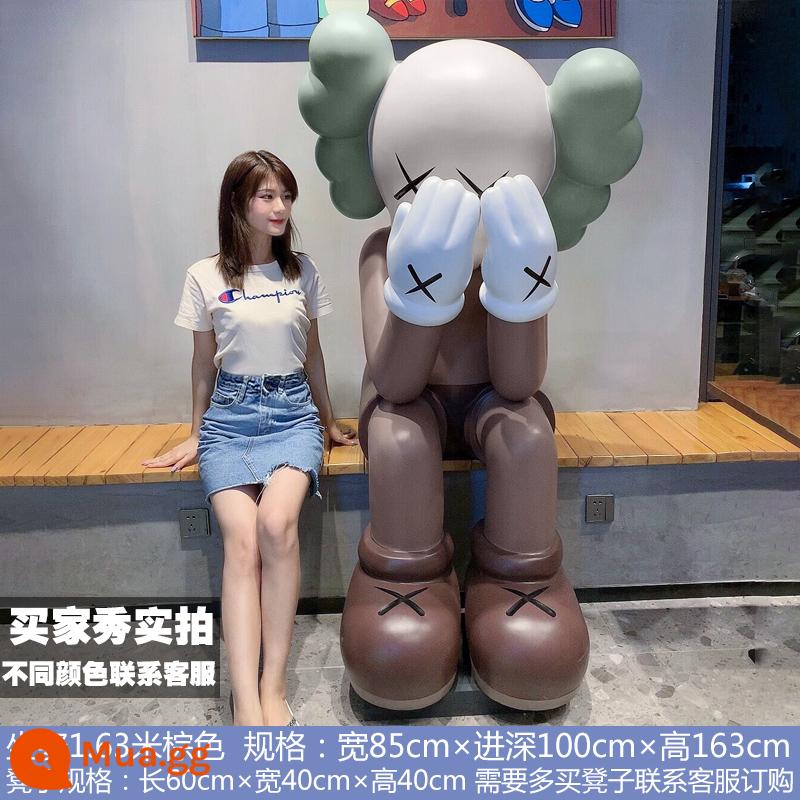 kaws trang trí lớn tác phẩm điêu khắc Sesame Street búp bê bạo lực gấu net màu đỏ cửa hàng phòng khách đổ bộ thủy triều chơi thẻ đục lỗ lớn ảnh - Màu vàng sáng, chiều cao ngồi 1,65 mét màu nâu