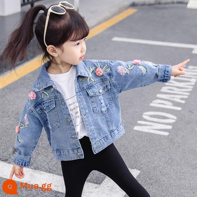 Áo khoác denim bé gái dài tay thêu phong cách nước ngoài cho bé xuân thu 2023 áo khoác trẻ em nhỏ, vừa và lớn mới - Denim mềm thêu công chúa đích thực chạy quá lớn