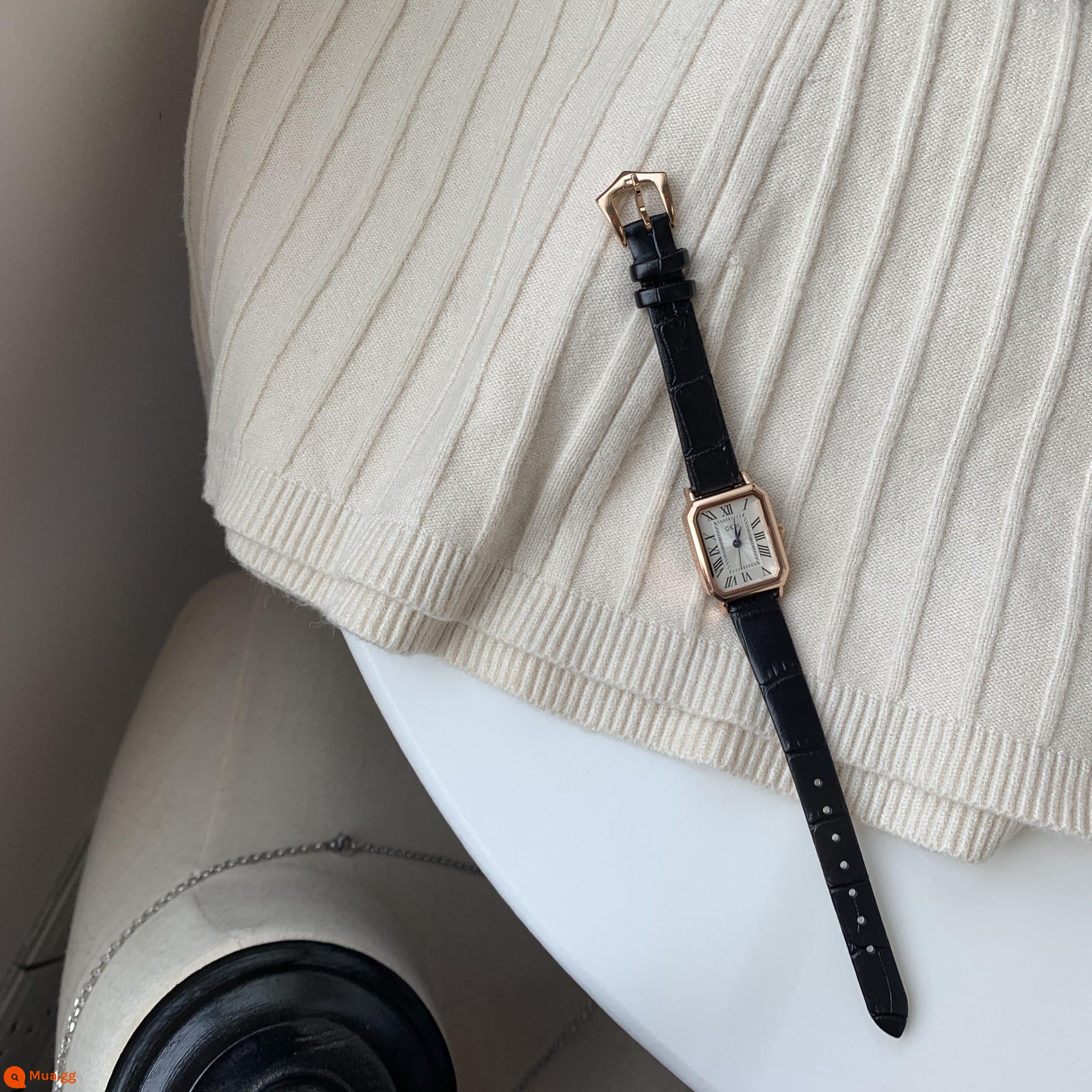 Ba -4 cửa hàng thị trường retro Thương hiệu Niche Internet nổi tiếng thời trang Ins Wind Student Belt Watch - màu đen cổ điển