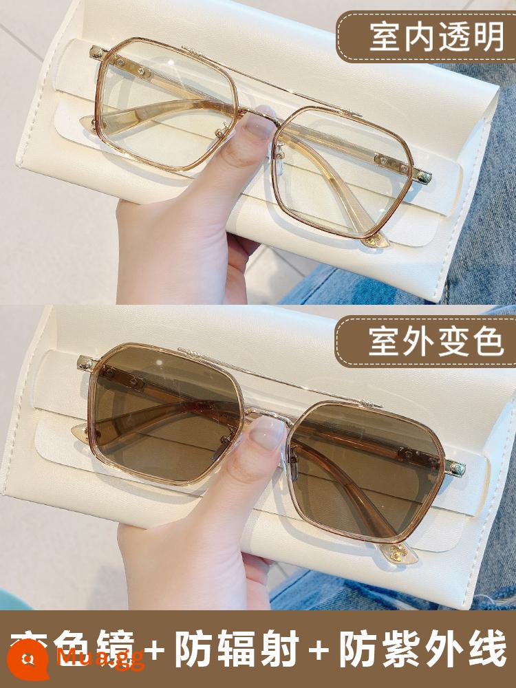 Kính photochromic khung kính hai chùm chống bức xạ xanh chống tia cực tím của phụ nữ Cận thị nam có thể được trang bị độ ánh sáng phẳng - Miếng trà đổi khung màu nâu 0 độ [đổi màu + chống bức xạ + chống tia cực tím]