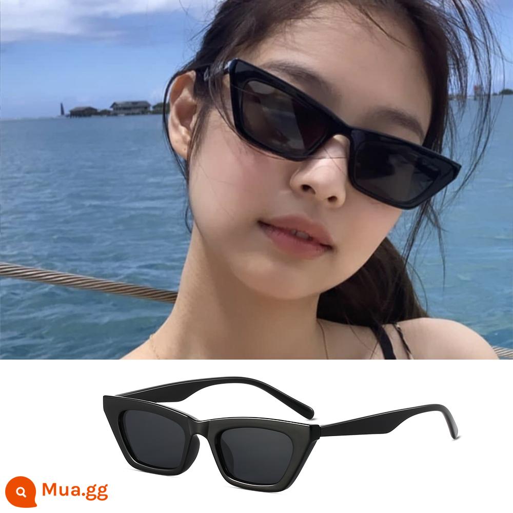 Kính râm Jennie nữ in mùa đông phong cách retro Âu Mỹ chụp ảnh đường phố kính râm hot girl mắt mèo phiên bản Hàn Quốc lưới đỏ hình lõm - khung đen phim xám đen