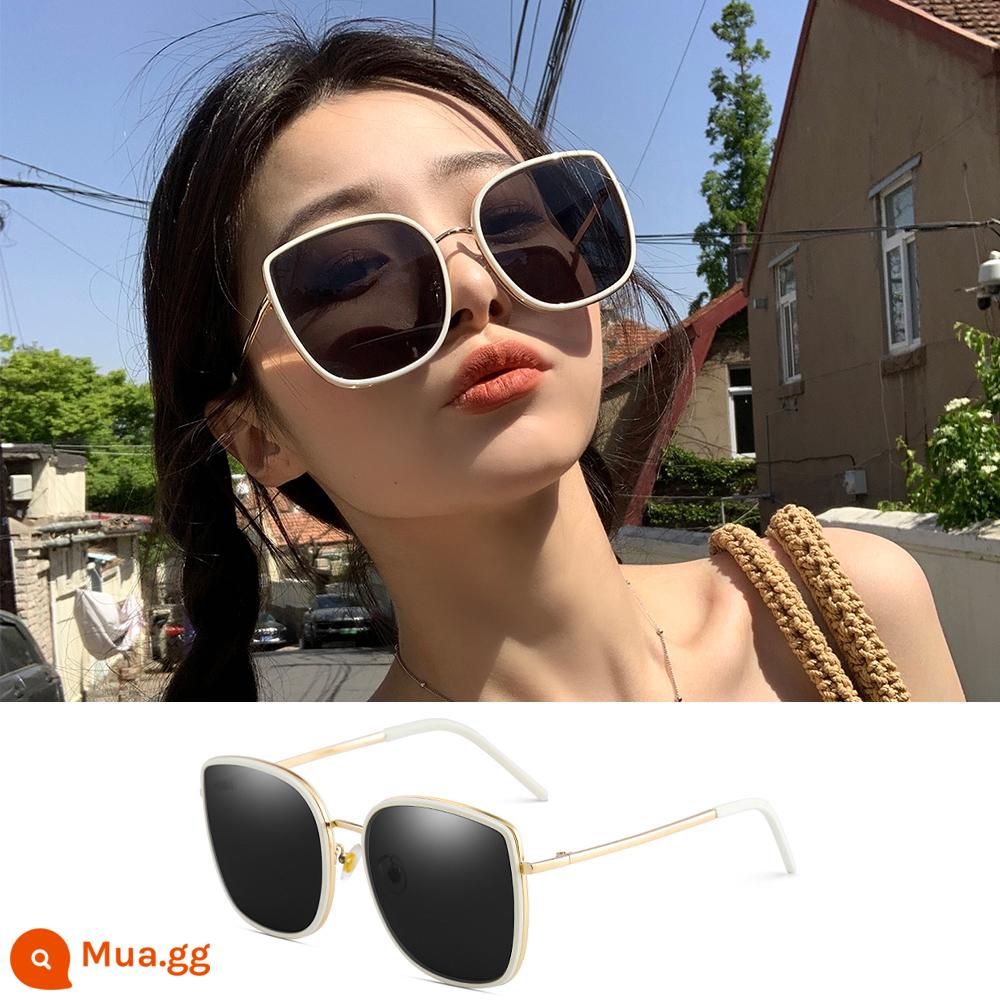 Kính râm Jennie nữ in mùa đông phong cách retro Âu Mỹ chụp ảnh đường phố kính râm hot girl mắt mèo phiên bản Hàn Quốc lưới đỏ hình lõm - Loại C-bib* cùng kiểu màu trắng nhạt