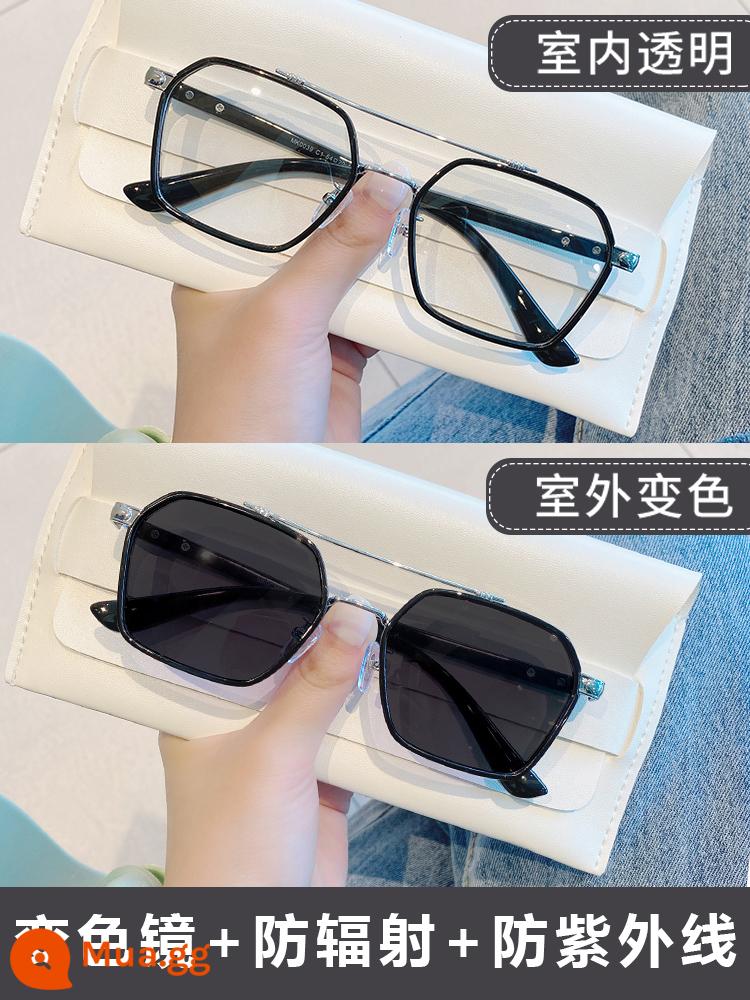 Kính photochromic khung kính hai chùm chống bức xạ xanh chống tia cực tím của phụ nữ Cận thị nam có thể được trang bị độ ánh sáng phẳng - Gọng đen bạc - màng xám 0 độ [đổi màu + chống bức xạ + chống tia cực tím]