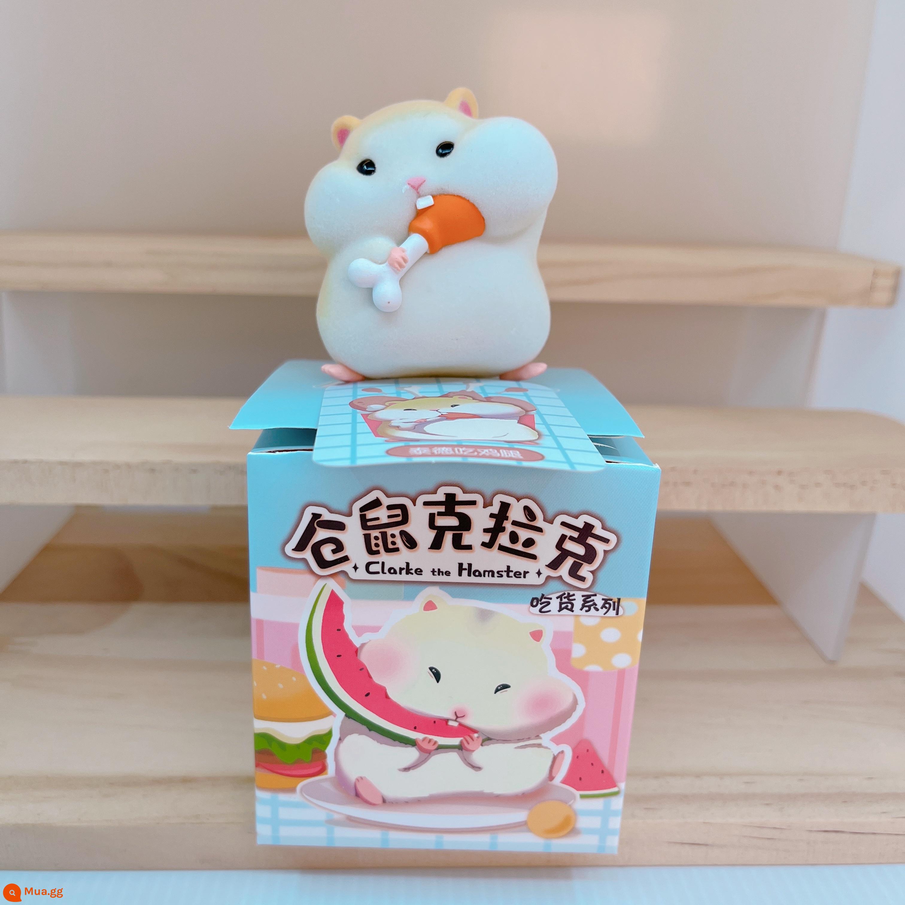 Hamster Clark Food Series Blind Box Đổ Xô Mô Hình Cô Gái Dễ Thương Búp Bê Nhỏ Trẻ Em Quà Tặng Trang Trí Xe Hơi - Ted ăn chân gà và nhận miễn phí miếng dán vô hình 3M