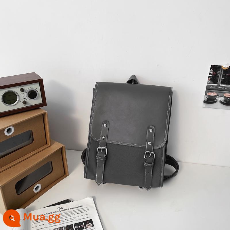 Phong Cách Anh Quốc PU Ba Lô Nam Công Sở Túi Du Lịch Màu Da Mềm Retro Đại Học Phong Cách Schoolbag Nữ Sinh Viên Đại Học - Màu xám (sưu tầm làm quà nhỏ)