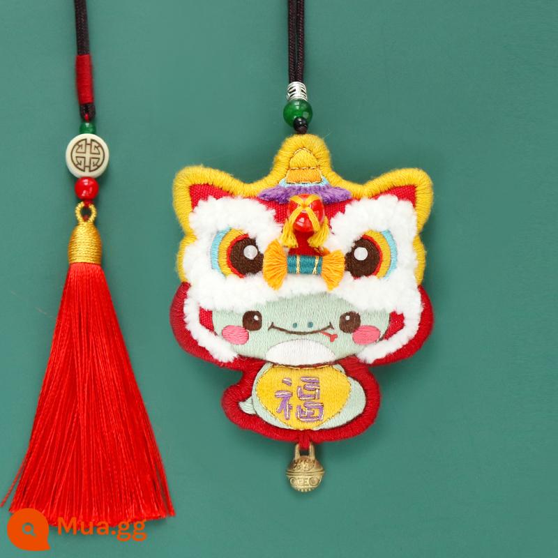 Đánh Thức Sư Tử Mặt Dây Chuyền Thêu Tự Làm Biểu Tượng Hòa Bình Handmade Thêu Gói Sinh Nhật Gửi Bố Gửi Bạn Trai Ô Tô Mặt Dây Chuyền - [Múa lân và rắn nhỏ] Băng thêu miễn phí + ngải cứu