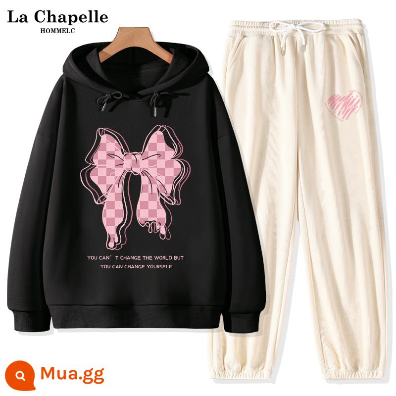 La Chapelle Plus nhung bộ đồ thể thao nữ mùa thu đông 2022 mới học sinh cấp 2 thường cỡ lớn chạy bộ 2 bộ - Đen (nơ lớn hồng) + quần trắng sữa (logo quần trái tim duy nhất)