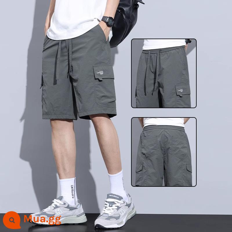 Jeanswest ice lụa yếm quần short nam mùa hè mỏng phần hợp thời trang thương hiệu rộng kích thước lớn nhanh khô thể thao giản dị quần năm điểm - Màu xám đen