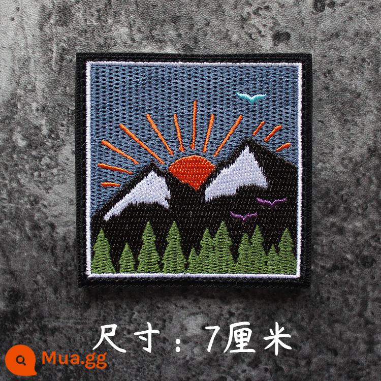 Thêu Velcro Scenic Morale Patch Phiêu lưu ngoài trời Cắm trại Traveller Keo Armband Morale Patch - Núi tuyết Nhật Chiếu