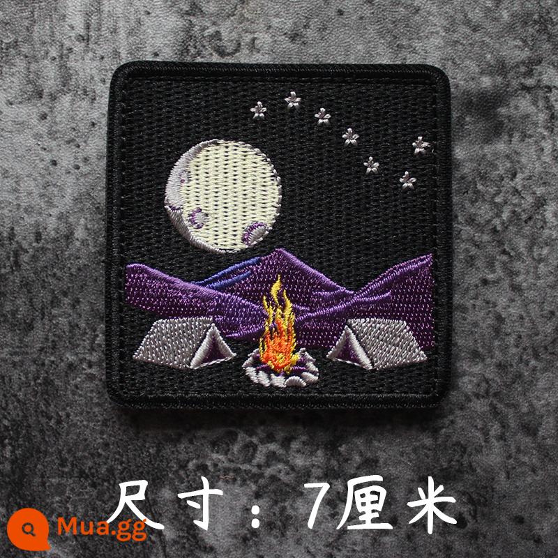 Thêu Velcro Scenic Morale Patch Phiêu lưu ngoài trời Cắm trại Traveller Keo Armband Morale Patch - lều màu tím