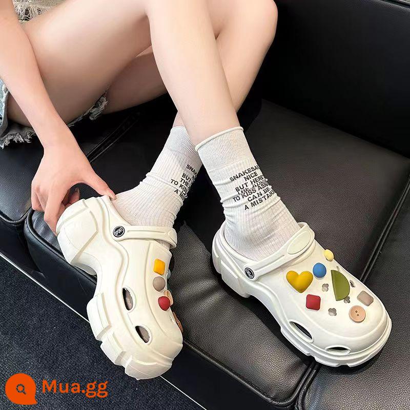 Trang phục ngoài trời dành cho nữ với Crocs dậm phân cho mùa hè, khóa hoa hoạt hình dễ thương, đế dày nổi tiếng trên Internet, dép xỏ ngón có túi hai mũi đi biển đa năng - Trắng [Đá cầu vồng thời trang]