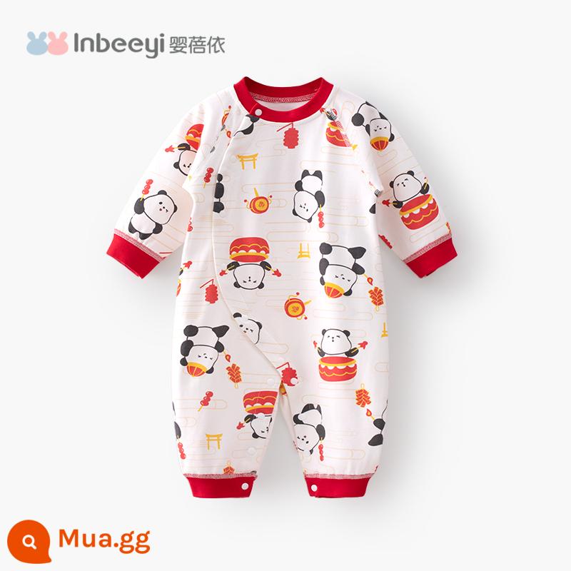 Baby Beiyi baby jumpsuit bé trăng tròn trăm ngày quần áo siêu dễ thương chúc mừng năm mới áo liền quần mùa xuân và mùa thu cotton nguyên chất lớp a - Panda ăn mừng năm mới của Trung Quốc