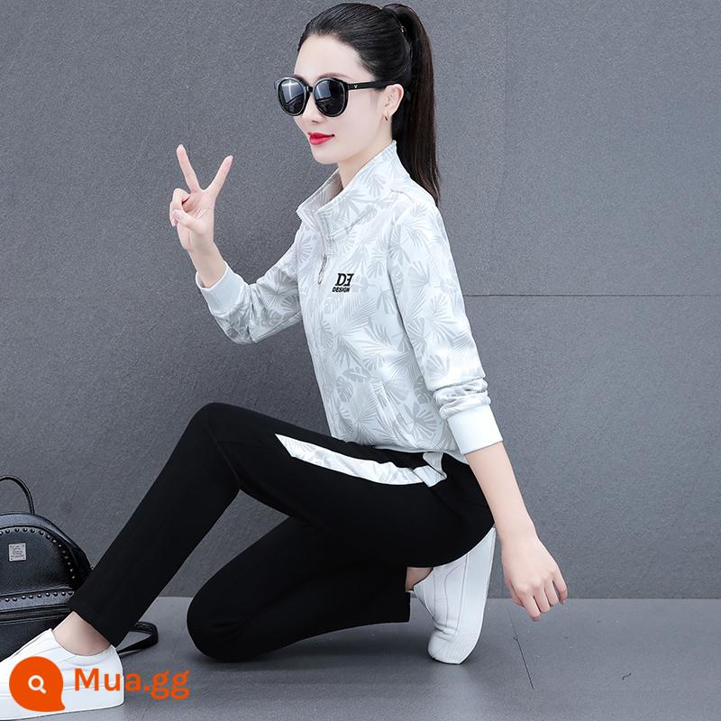 Bộ đồ thể thao nữ trung niên xuân thu 2023 phong cách nước ngoài mới thời trang áo cardigan cổ đứng chạy bộ thường ngày hai mảnh - Trắng