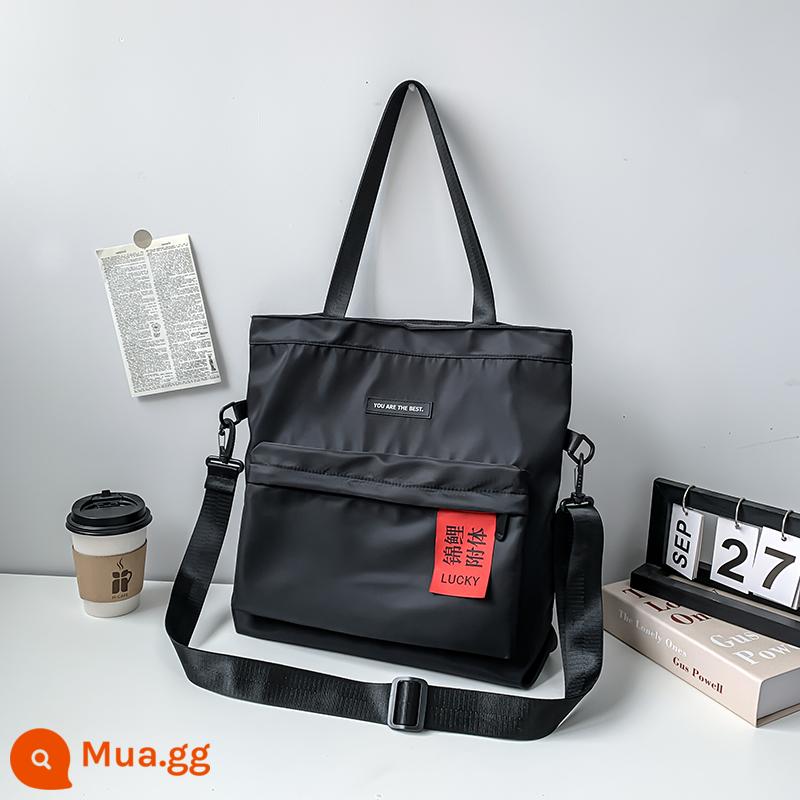 Túi thương hiệu thủy triều Nhật Bản Messenger Bag Boys Công suất lớn Ins Ins Tide Túi đeo vai mát mẻ Trường trung học trường trung học - Màu đen nhãn đỏ [Koi Sở Hữu] [Sưu tầm làm quà]