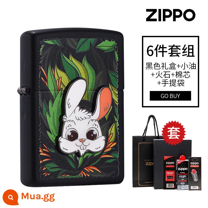 zippo chính hãng bật lửa in màu quạt rừng sticker thỏ zppo huy hiệu dễ thương máy zp gửi bạn trai - Con Thỏ Lạc Trong Rừng [Bộ Hộp Quà Màu Đen]