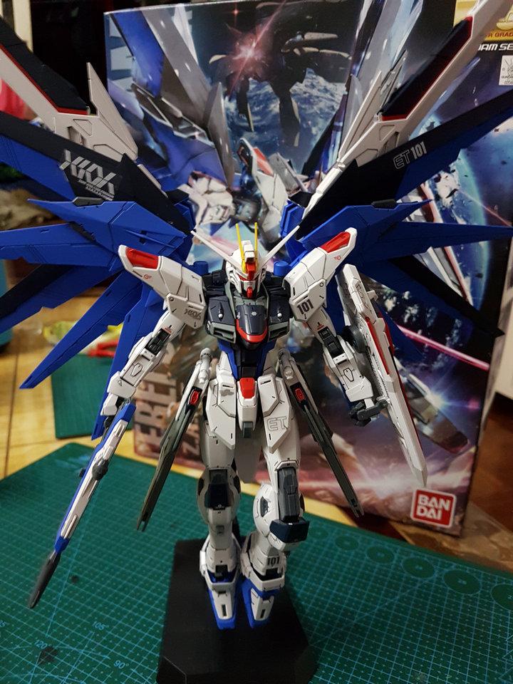 Bandai MG Freedom Gundam Freedom 2.0 lên nguyên tố nhóm mô hình thành phẩm