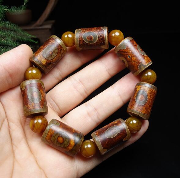 Một vụ nổ súng của một nhân dân tệ sắp kết thúc chiếc áo choàng cũ của Jade Agate ba -eye Bead Arnelet