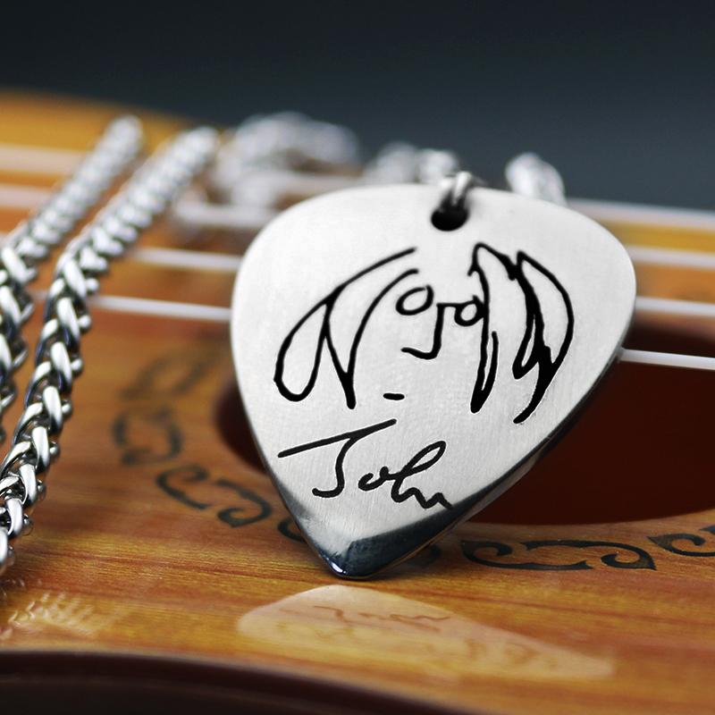 John Lennon Chọn Vòng Cổ Có Thể Chơi Ban Nhạc Kim Loại Thép Titan Tùy Chỉnh Nam Chữ Handmade Phụ Kiện Đàn Guitar Mặt Dây Chuyền