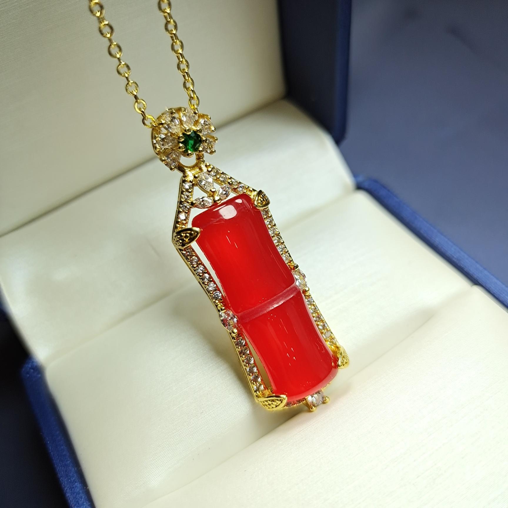 Đấu Giá Nhận Rò Rỉ Độ Trung Thực Đá Tự Nhiên Carnelian Tre Mặt Dây Chuyền Cặp Vòng Cổ Nữ Lễ Hội Cao Tầng Mặt Dây Chuyền Ngọc Bích