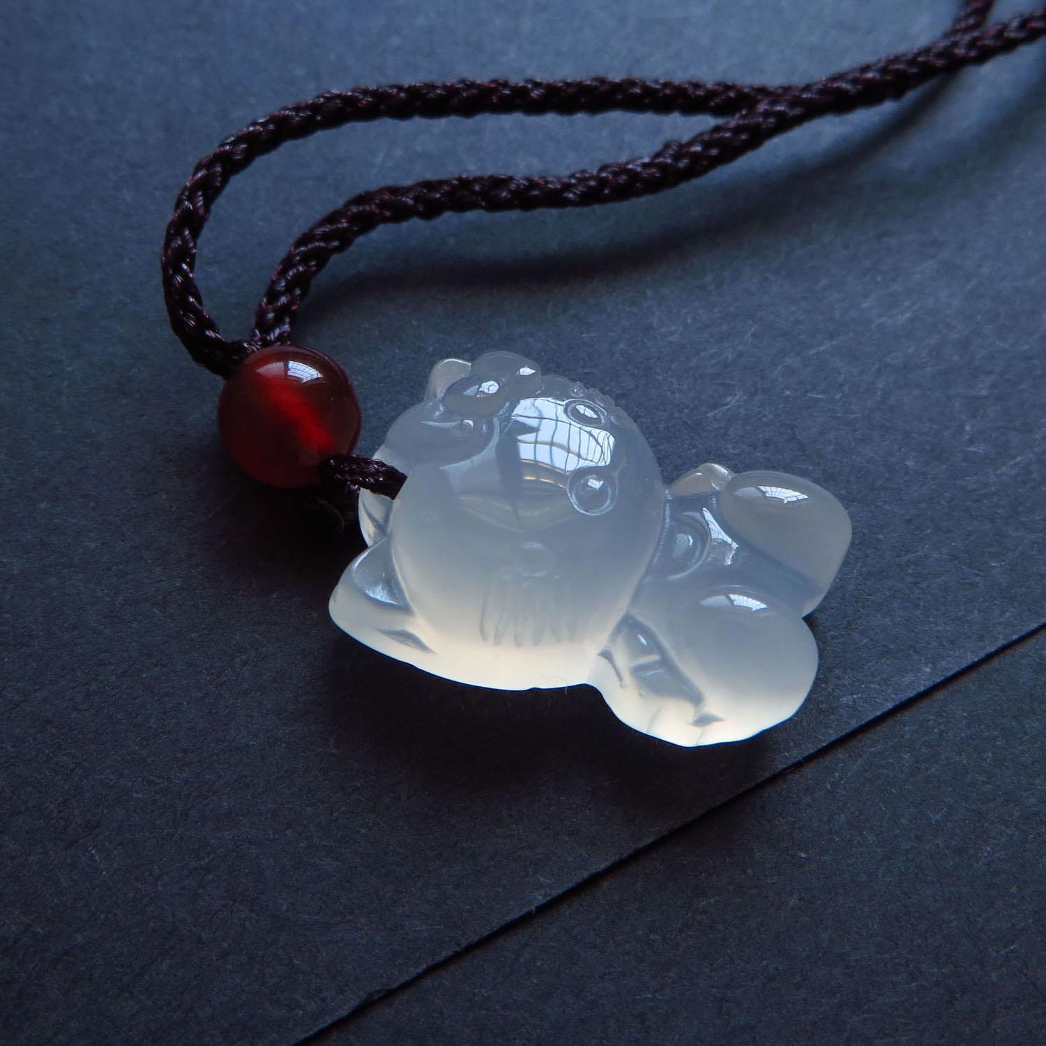 Một nhân dân tệ đấu giá chalcedony băng trắng tự nhiên HELLO kitty phim hoạt hình mèo con dễ thương nam và nữ mặt dây chuyền ngọc bích ngọc bích