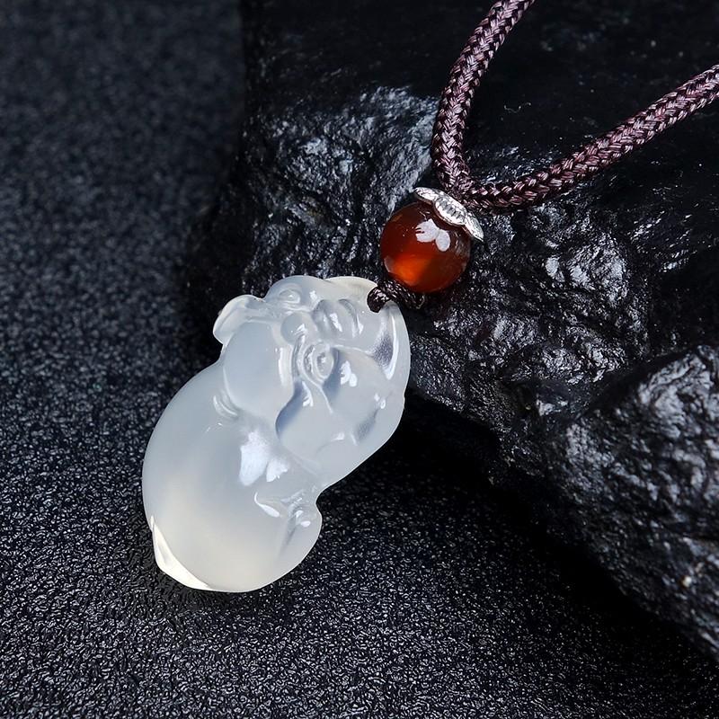 Một đồng nhân đấu giá băng tự nhiên, mặt dây chuyền lợn chalcedony