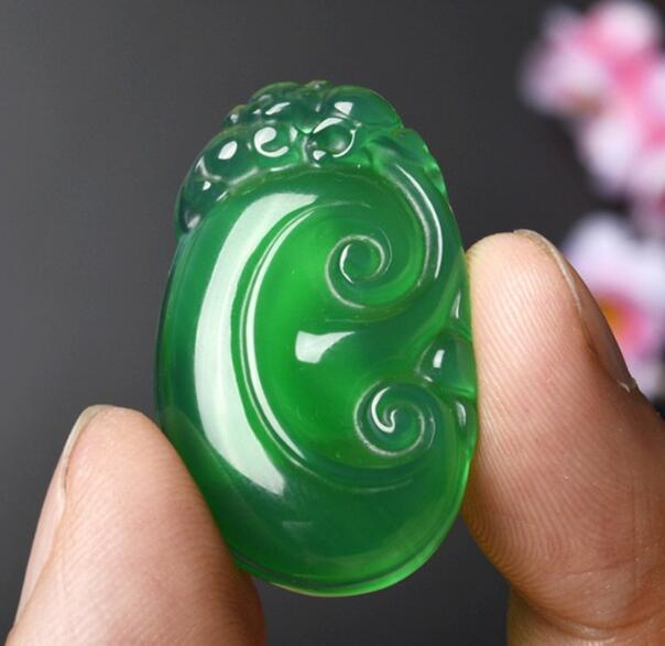 Một cú sút của Yuan sắp chấm dứt việc gieo hạt băng tự nhiên Chalcedony Green Blessing.