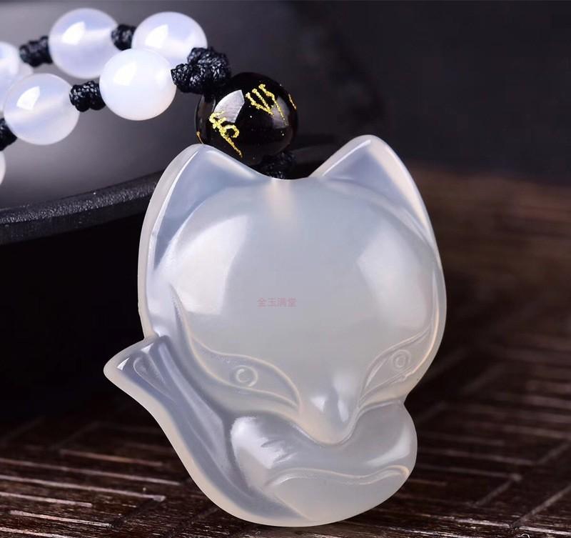 Một nhân dân tệ đấu giá loài băng tự nhiên trắng chalcedony đầu lớn cáo mặt dây chuyền băng trong suốt dễ thương màu trắng tinh thần cáo nam và nữ mô hình ngọc bích