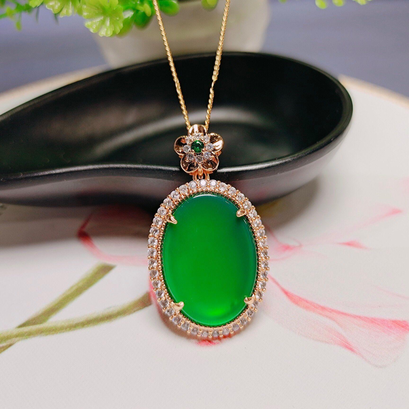 Một cuộc đấu giá Yuan Baozhen Natural High Ice Green Chalcedony 925 Silver dát màu xanh lá cây tròn mặt dây chuyền dây chuyền trang sức