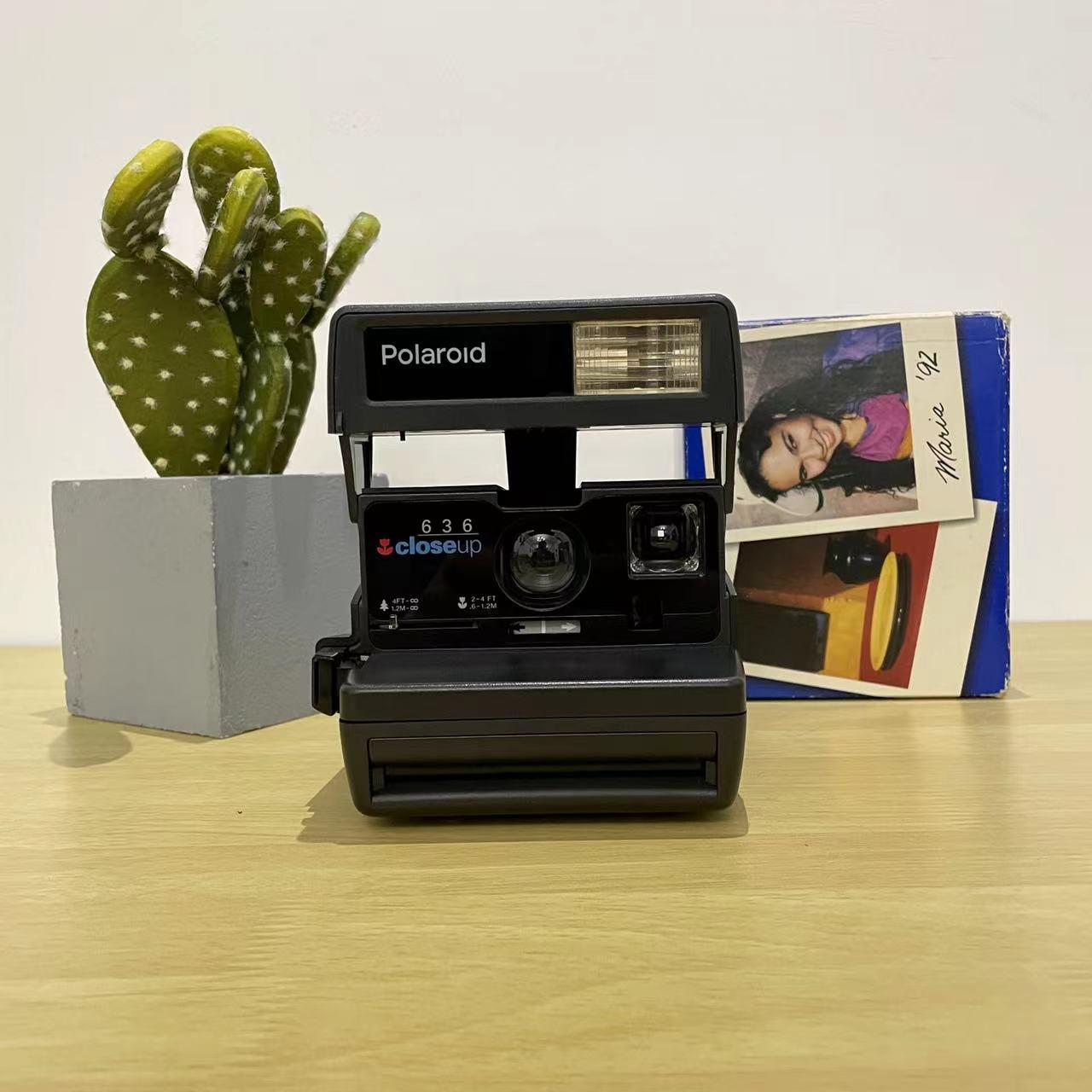 Polaroid Polaroid 2000 636 600 Zhang Guorong với cùng một chiếc máy ảnh Polaroid cổ điển khi chụp ảnh