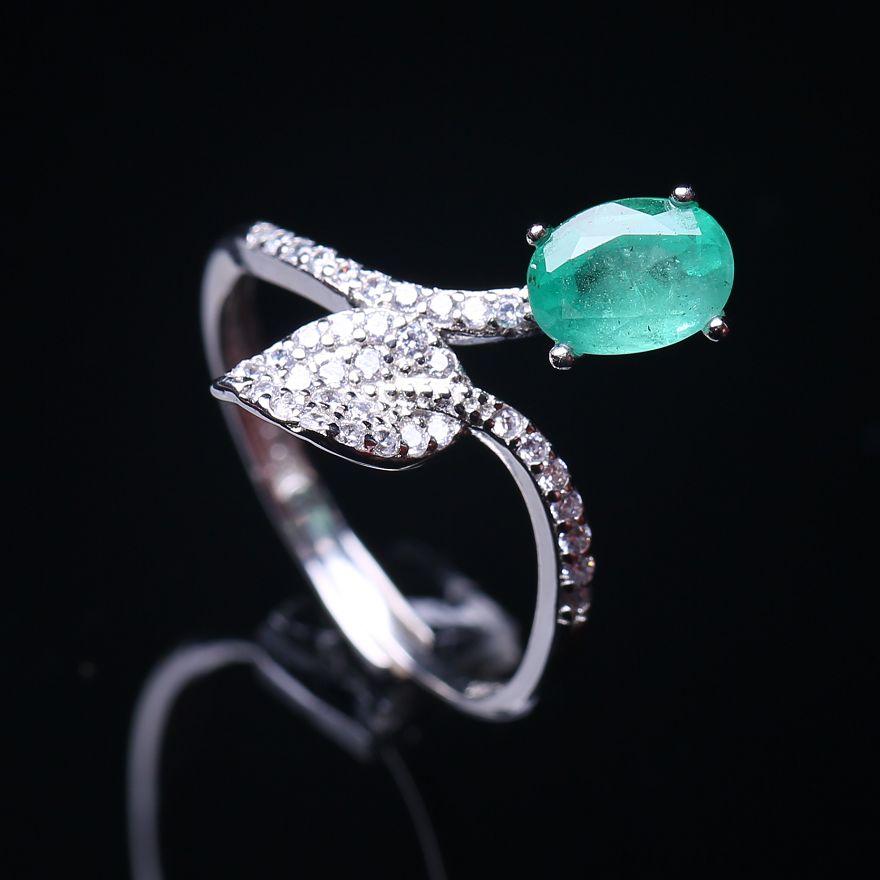 2.044 Grams của ngọc lục bảo tự nhiên được dát với màu tròn của phụ nữ Gemstone Khuyến mãi Giấy chứng nhận xác thực