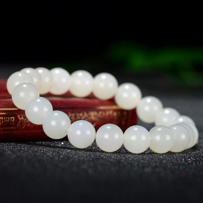 Một cuộc đấu giá của một nhân dân tệ để nhặt Tân Cương Hetian Jade White Jade và đàn ông và phụ nữ