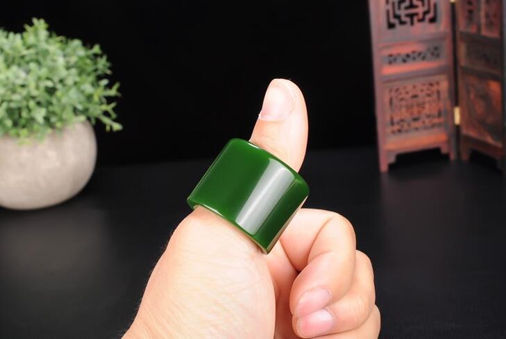 Đấu giá của viên đá ban đầu Tân Cương Jasper Ring Ring Raw Raw và Tianyu Jasper Full Green Fingerers Ring