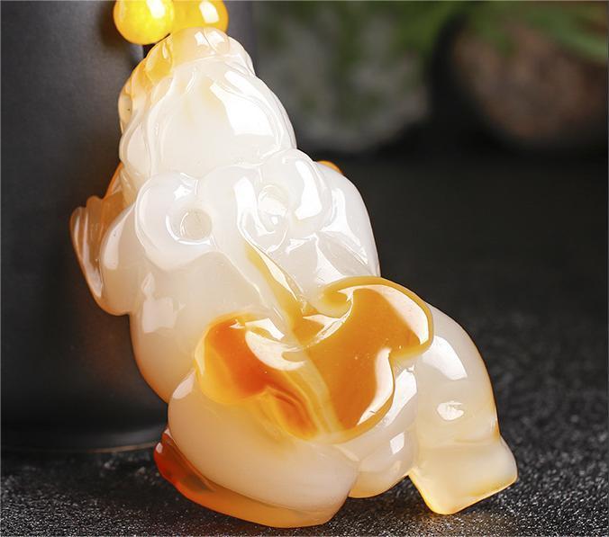 Một nhân dân tệ đấu giá các mảnh tay cầm mã não tự nhiên Brazil chalcedony màu sắc đẹp Pixiu chơi mảnh tay cầm ngọc bích của nam giới chơi